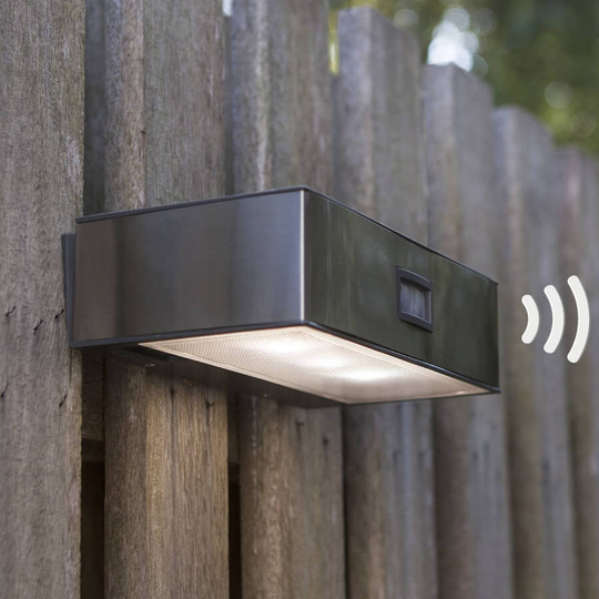 Soldriven LED-utomhusvägglampa Brick med sensor
