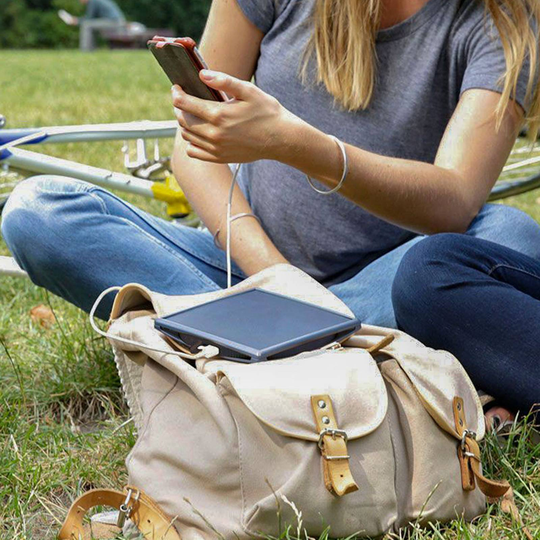 LED-solcellslampa Little Sun Charge med USB-port