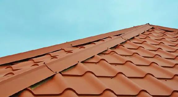 Hur tvätta tak på en padelhall?
